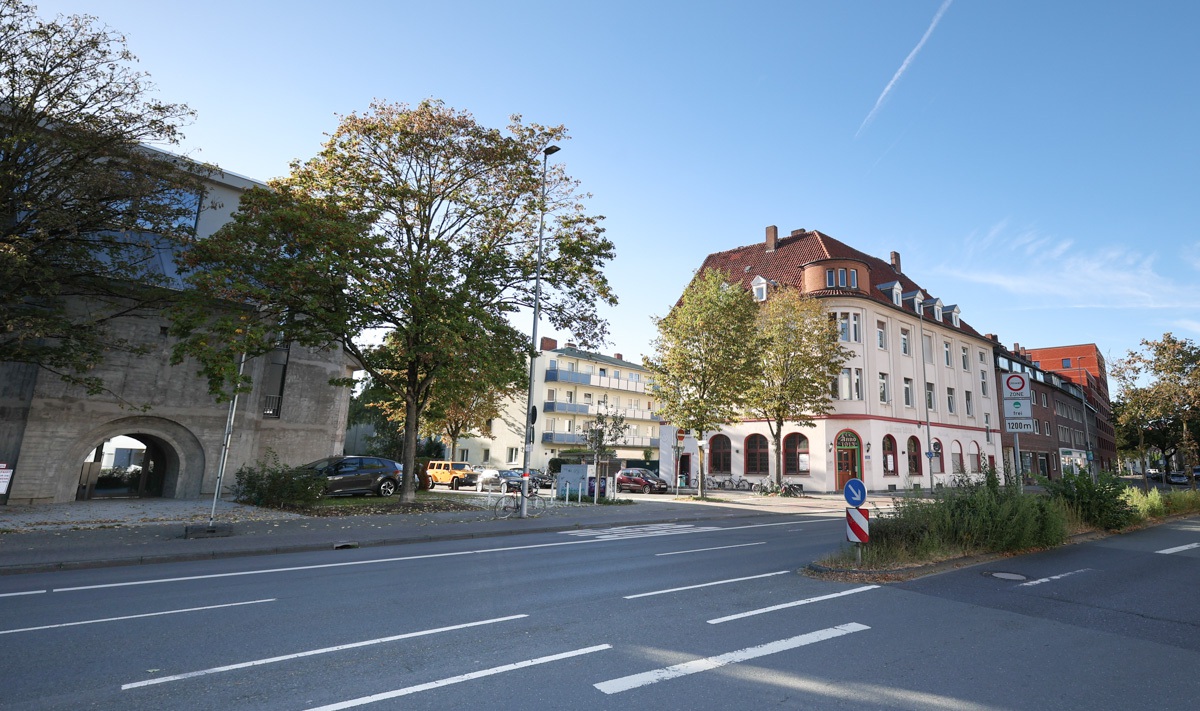 Hammer Straße 134 vor dem Abriss. Links im Bild ist der alte Schützenhofbunker, dessen Umbau zu einem Wohnhaus 2023 abgeschlossen wurde.