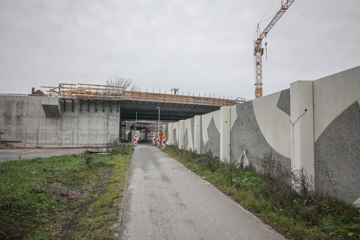 Umgehungsstraße B51 und Neubau B481n: Die Brücke führt den Verkehr aus Richtung Telgte auf die Umgehungsstraße. Die Lärmschutzwand trennt die Dyckburgstraße von den angrenzenden Wohnbebauung.