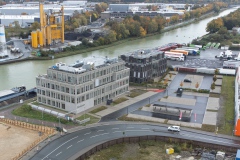 Zwei neue Bürogebäude an der Robert-Bosch-Straße, vorne das Alexianer Bildungszentrum. Am unteren Bildrand verläuft die Robert-Bosch-Straße.