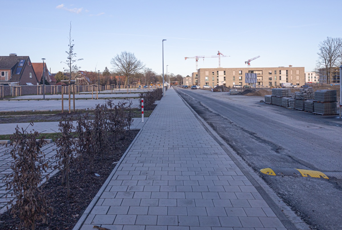 York-Quartier in Gremmendorf im März 2023. Rechts der im Bau befindliche Bereich Gartenwohnen, links Quartiersparkplätze. Blickrichtung zum Albersloher Weg.