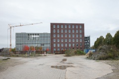 Rob17 an der Robert-Bosch-Straße. Der Kran am linken Bildrand markiert den Standort des dritten Bürogebäudes.