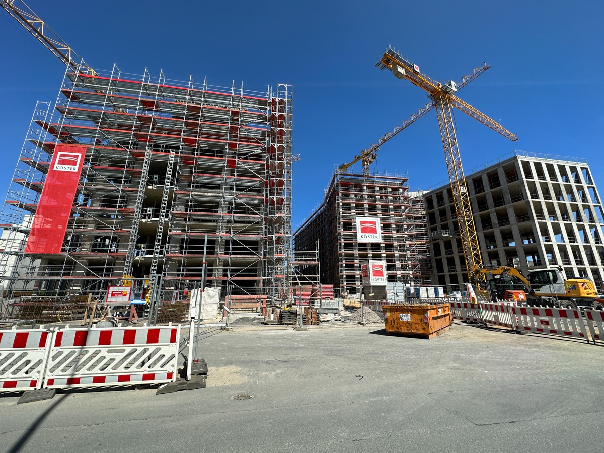 Der Fiege-Neubau an der B-Side des Hafens in Münster im April 2023 (rechts) und der Neubau der Ärzteversorgung (links.)