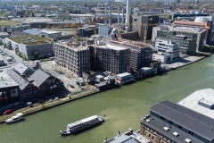 Bildmitte: Der Fiege-Neubau an der B-Side des Hafens in Münster im April 2023 (links) und der Neubau der Ärzteversorgung (rechts.)