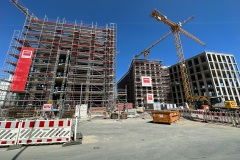 Der Fiege-Neubau an der B-Side des Hafens in Münster im April 2023 (rechts) und der Neubau der Ärzteversorgung (links.)