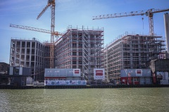 Der Fiege-Neubau an der B-Side des Hafens in Münster im April 2023 (links) und der Neubau der Ärzteversorgung (rechts.)