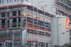 Neubau des Hüffer-Campus im November 2023. Details der künftigen Fassade werden sichtbar.