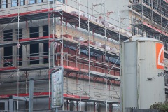 Neubau des Hüffer-Campus im November 2023. Details der künftigen Fassade werden sichtbar.