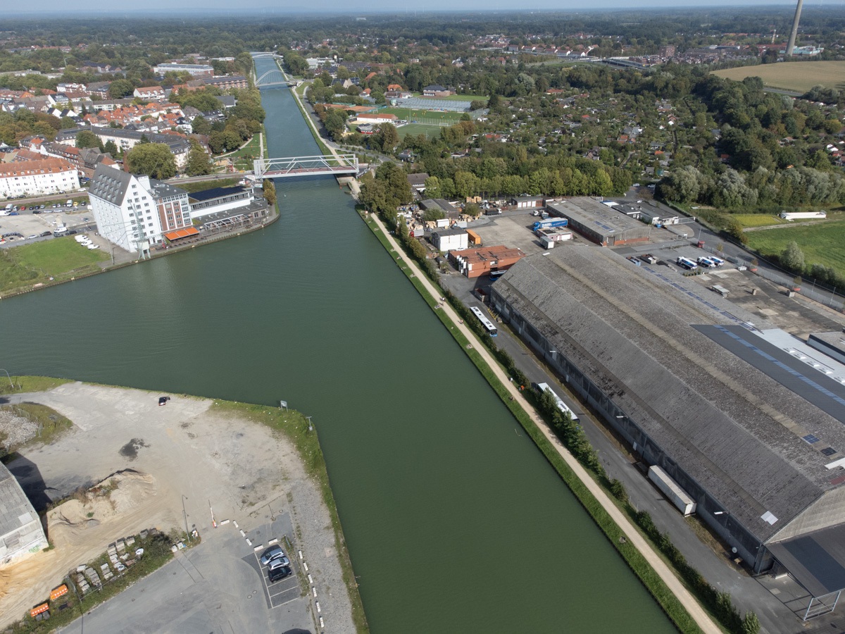 Der Stadthafen im Oktober 2023 von oben. Am rechten Bildrand das frühere Gebäude von Ostermann & Scheiwe .