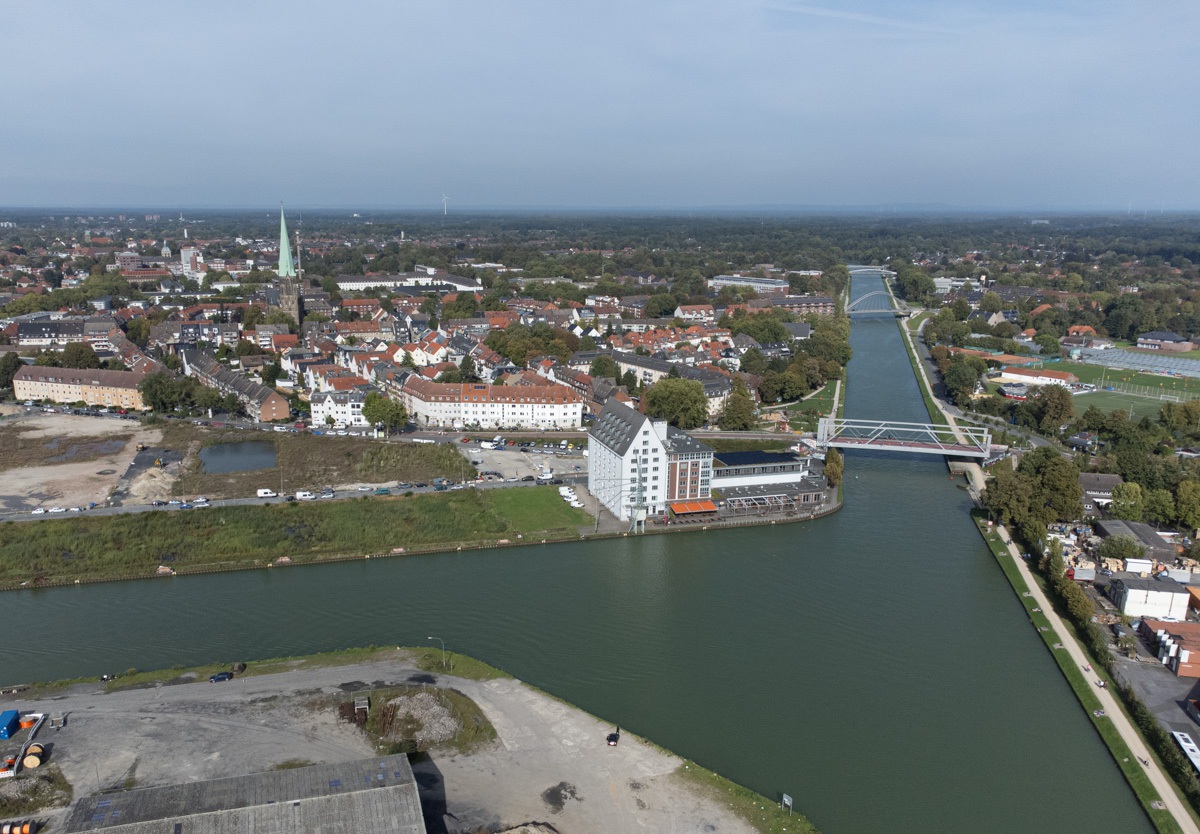 Der Stadthafen im Oktober 2023 von oben. Blick auf die dreiu neuen Kanalbrücken Schillerstraße (unten), darüber Wolbecker Straße und Manfred-von-Richthofen-Straße am oberen Bildrand.