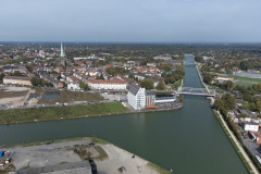 Der Stadthafen im Oktober 2023 von oben. Blick auf die dreiu neuen Kanalbrücken Schillerstraße (unten), darüber Wolbecker Straße und Manfred-von-Richthofen-Straße am oberen Bildrand.