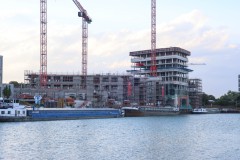 Das Bürogebäude am Dreieckshafen Ende August 2025.