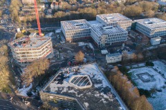 Der Forschungscampus Ost am Coesfelder Kreuz: Links entsteht der Turm des UKM-Servicezentrums, unten das Studienlabor, der Komplex rechts besteht aus dem „Medizinischen ForschungsCentrum“, kurz MedForCe und dem „Body & Brain Institute Münster“ (BBIM).