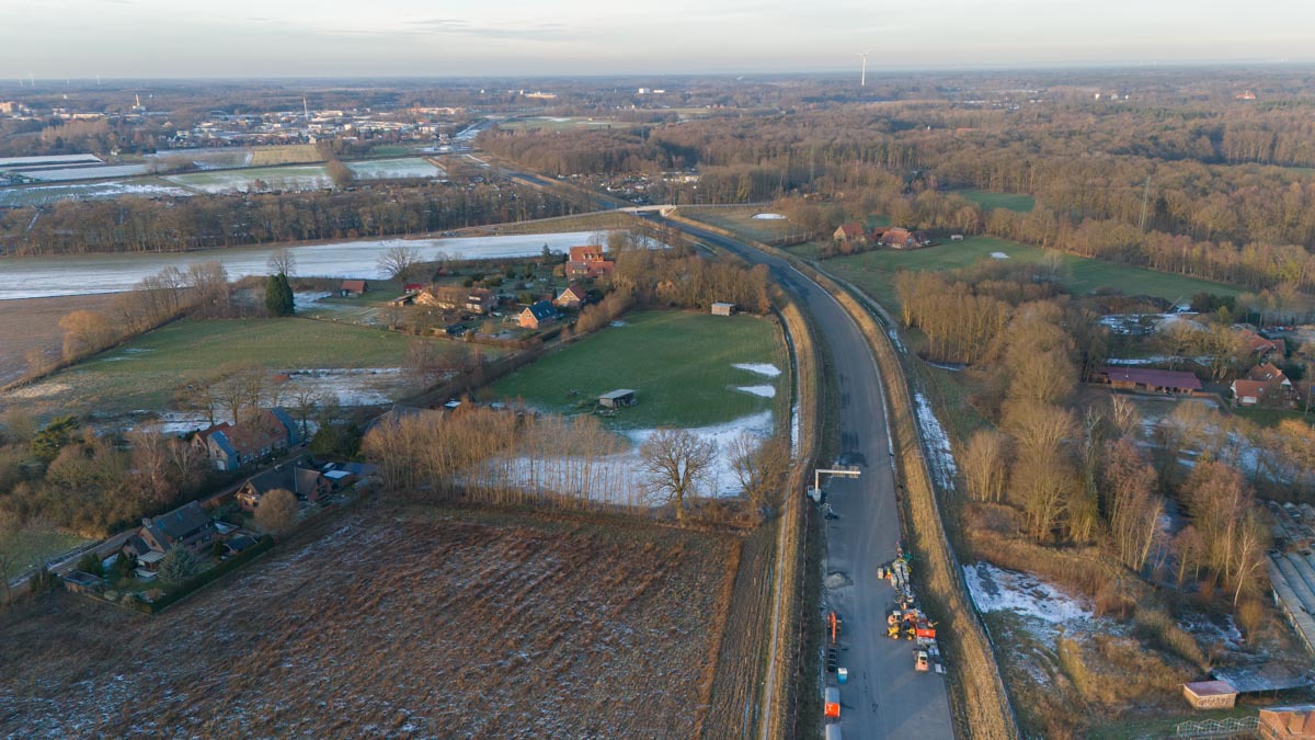 Januar 2024: Neubau der B51 am Knotenpunkt Warendorfer Straße/Mondstraße. Blick Richtung Norden auf den Verlauf der neuen B481n, die am Schiffahrter Damm (etwa Höhe Hornbach) mündet.