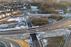Januar 2024: Neubau der B51 am Knotenpunkt Warendorfer Straße/Mondstraße. In der Bildmitte zu sehen sind die Auffahrten in Richtung der neuen B481n - von der Mondstraße aus kommend geht es einfach geradeaus, von der B51 biegt man links ab - und Autofahrer Richtung Warendorf kommen vom Bildrand unten und biegen dann über die Auffahrt Richtung Warendorf ab.