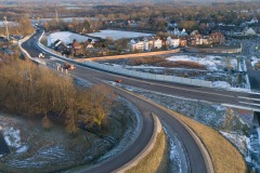 Januar 2024: Neubau der B51 am Knotenpunkt Warendorfer Straße/Mondstraße. Hier zu sehen ist der weite Bogen in Richtung Warendorf, rechts oben am Bildrand zweigt die Mondstraße ab.