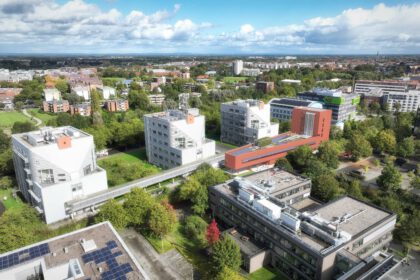 Das BATTL³, der rote Gebäudekeil auf der Visualisierung, schmiegt sich im Wissenschaftspark als Neubau an den T-Hof an. Visualisierung: Technologieförderung Münster GmbH/Engel & Haehnel GbR – e&h architektur visuell