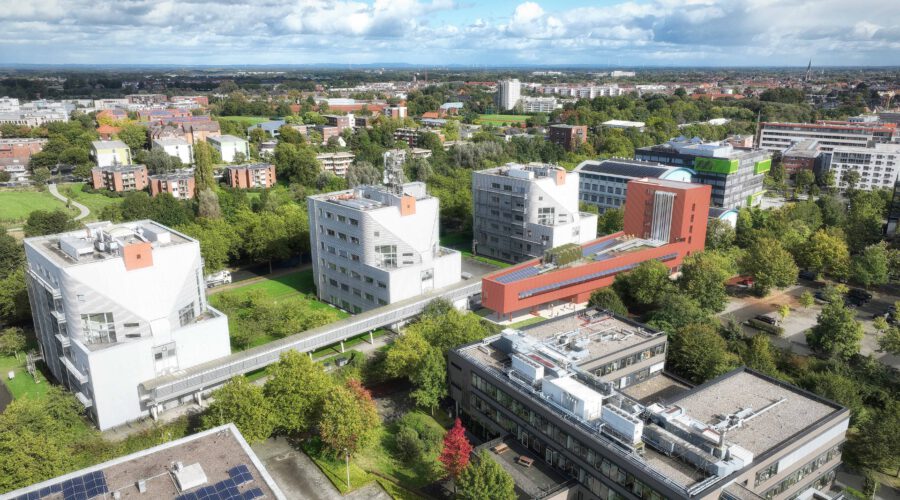 Das BATTL³, der rote Gebäudekeil auf der Visualisierung, schmiegt sich im Wissenschaftspark als Neubau an den T-Hof an. Visualisierung: Technologieförderung Münster GmbH/Engel & Haehnel GbR – e&h architektur visuell